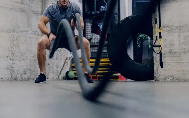 Como elegir calleras para crossfit. Deportista entrenando cuerdas