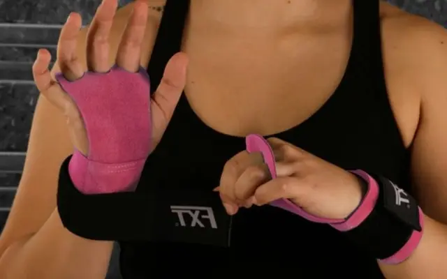 Calleras crossfit para chicas. Mujer poniéndose unos grips
