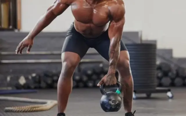 Lesiones comunes de crossfit. Hombre levantando peso en un box